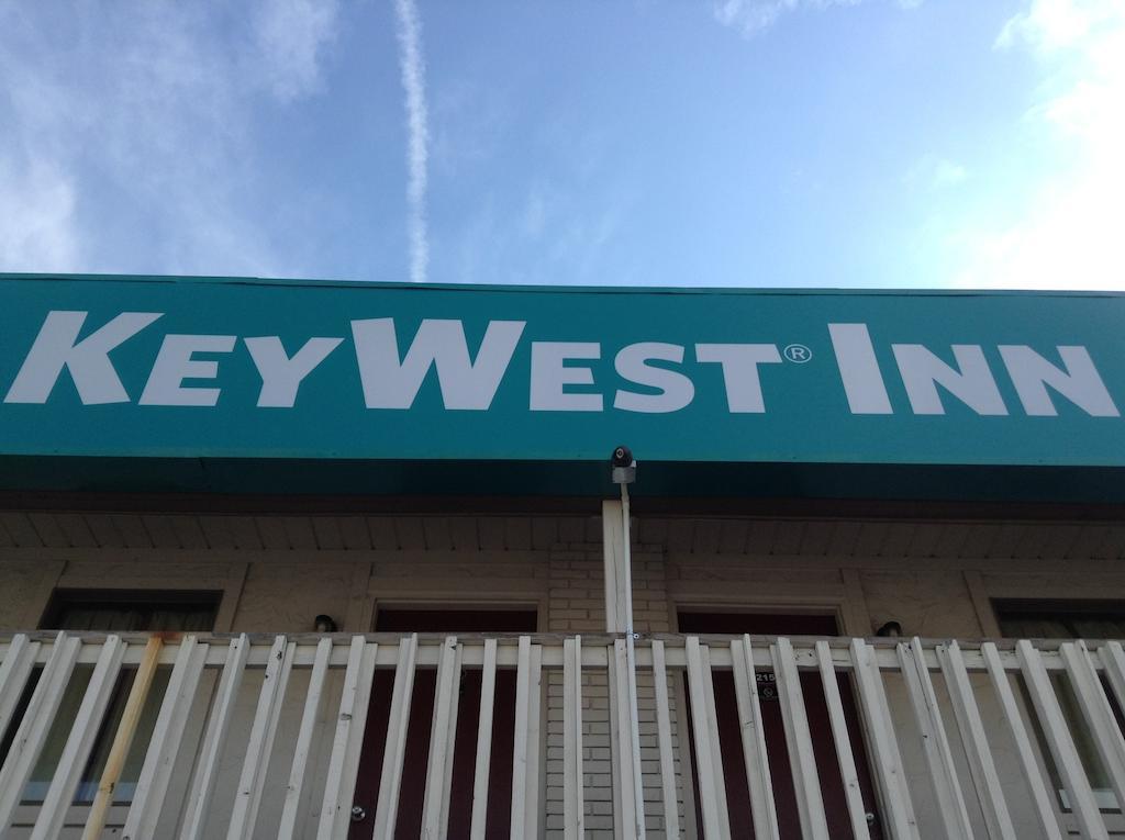 Key West Inn - Hobart Меррилвилл Экстерьер фото