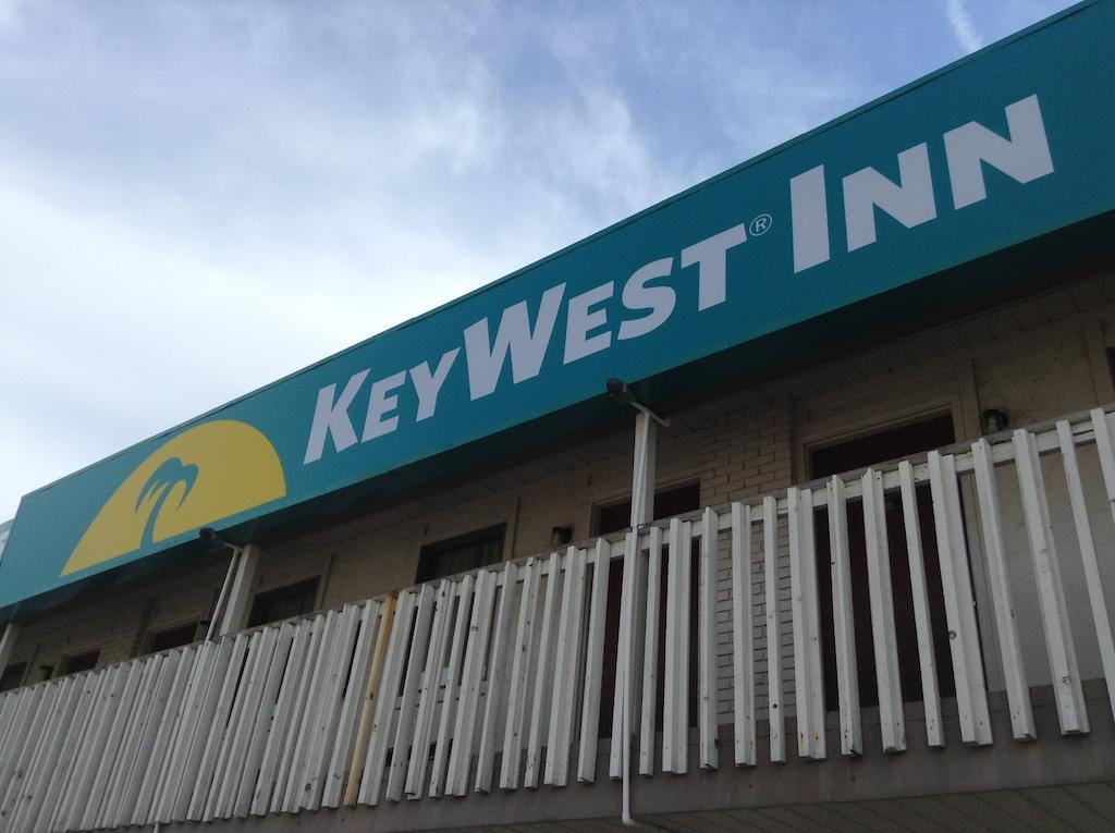 Key West Inn - Hobart Меррилвилл Экстерьер фото