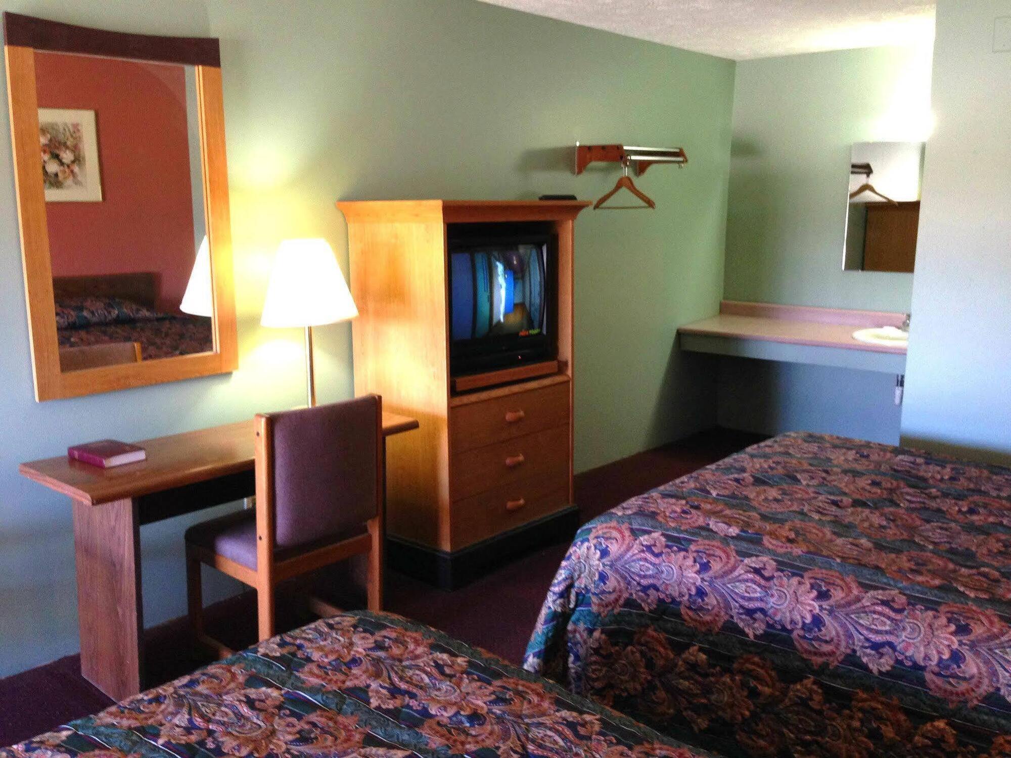 Key West Inn - Hobart Меррилвилл Экстерьер фото