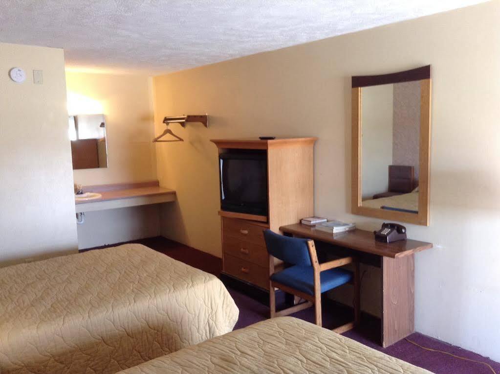 Key West Inn - Hobart Меррилвилл Экстерьер фото