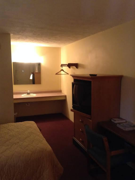 Key West Inn - Hobart Меррилвилл Экстерьер фото