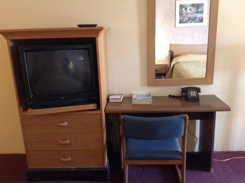 Key West Inn - Hobart Меррилвилл Экстерьер фото